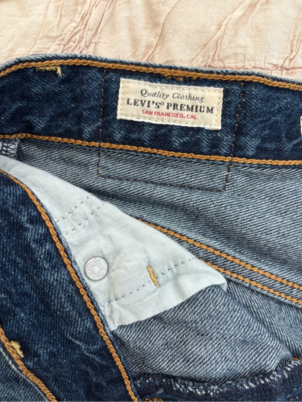 Levi’s Ribcage Distressed Shorts - Picture 4 of 5